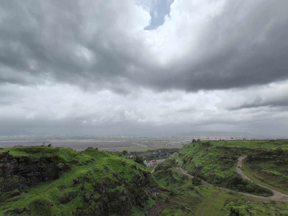 Una vista panorámica de un valle con una carretera que lo atraviesa