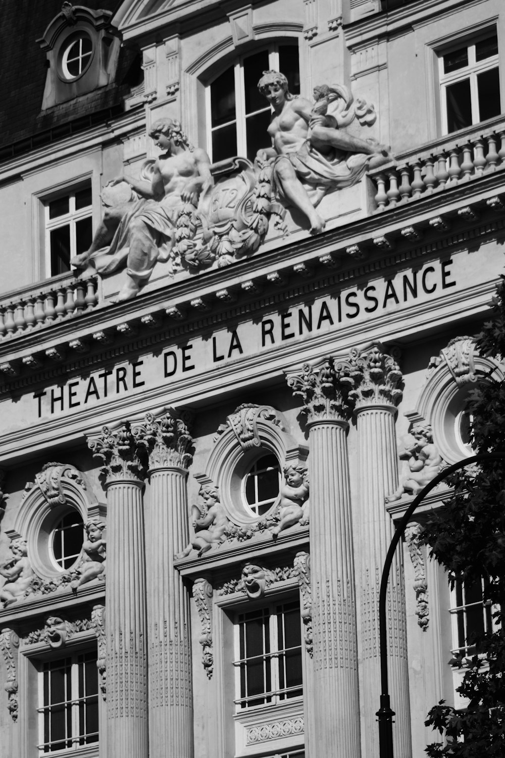 a black and white photo of the theatre de la renaissancee