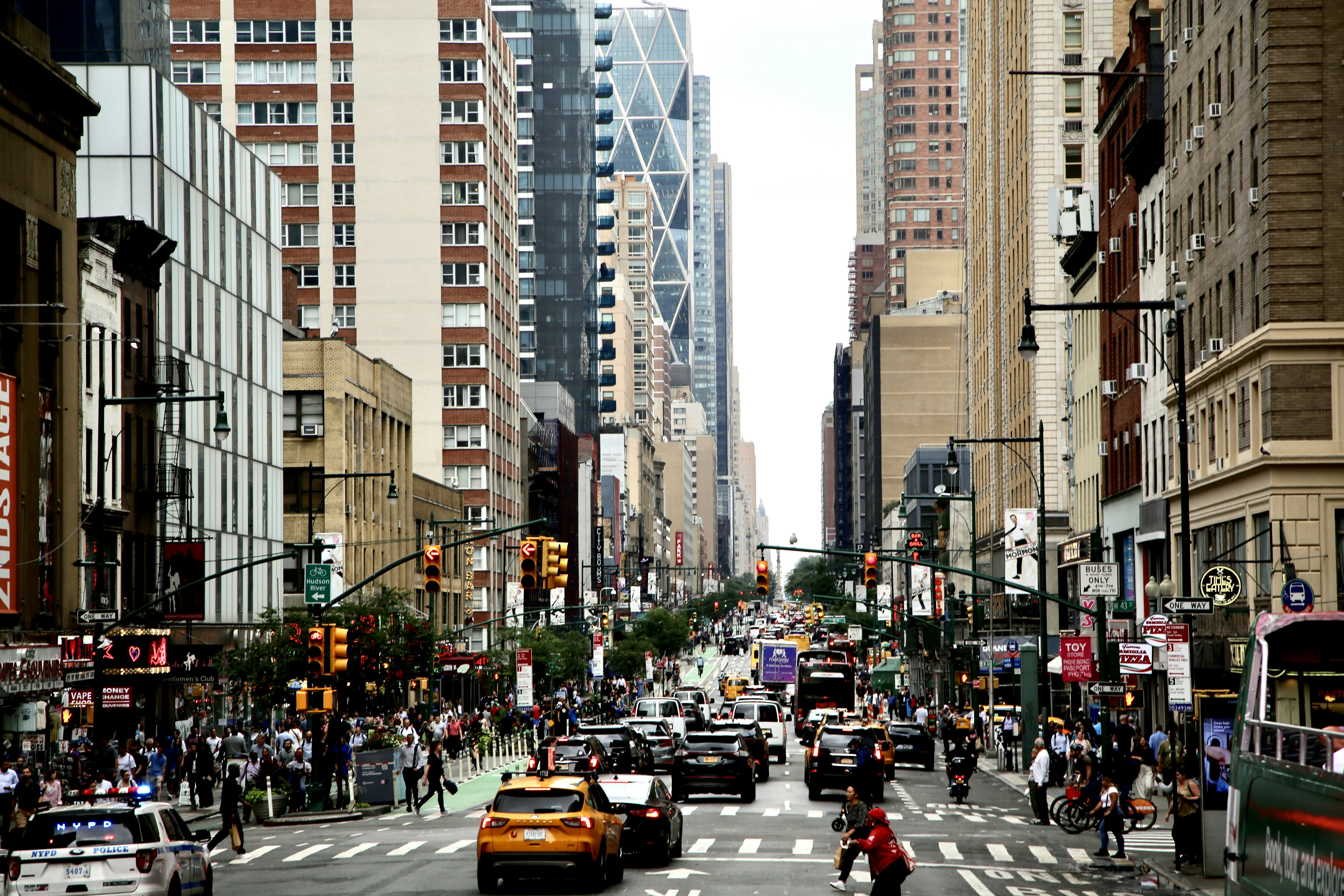a busy city street filled with lots of traffic