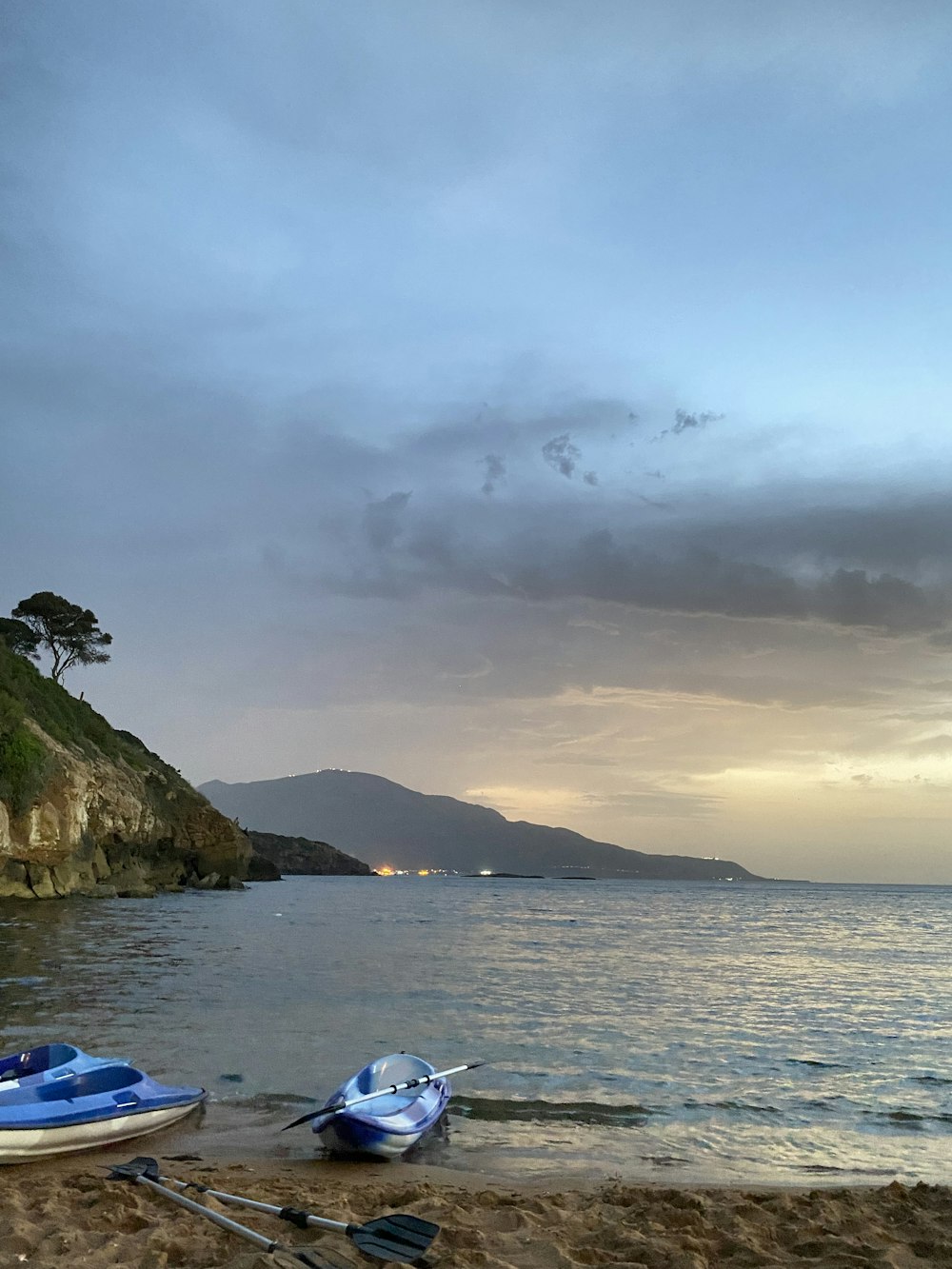 Un par de barcos sentados en la cima de una playa de arena