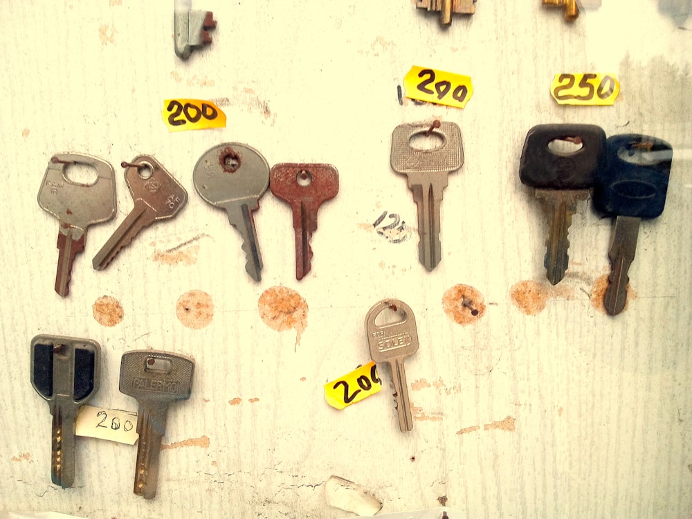 a bunch of keys that are on a wall