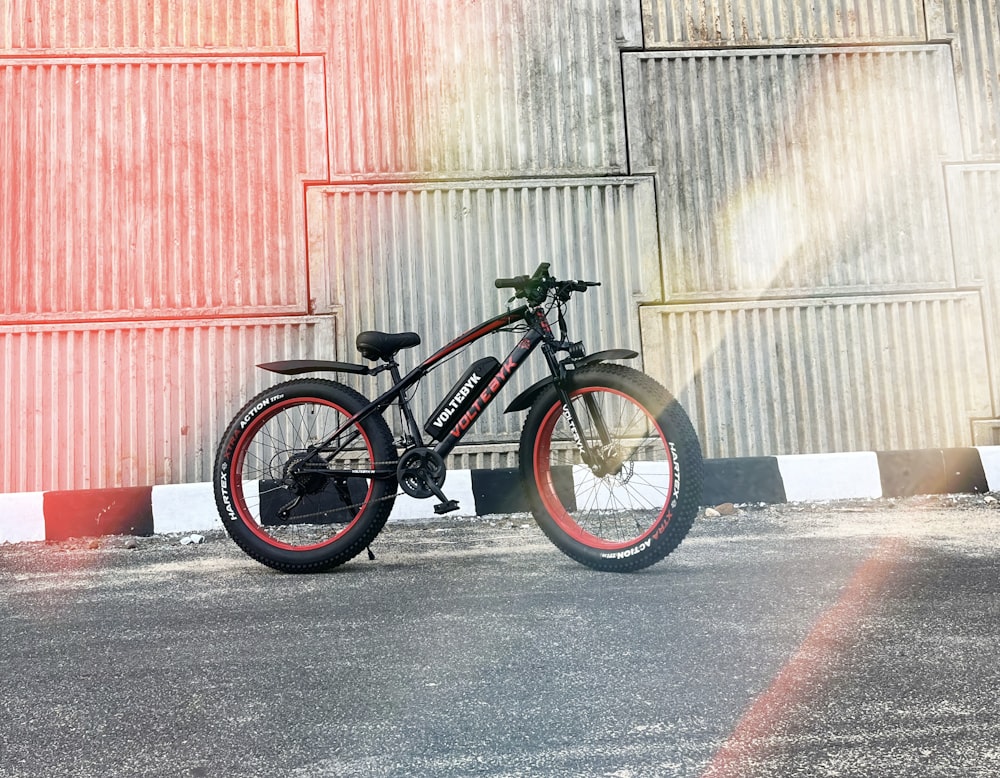 a black and red bike parked in front of a building