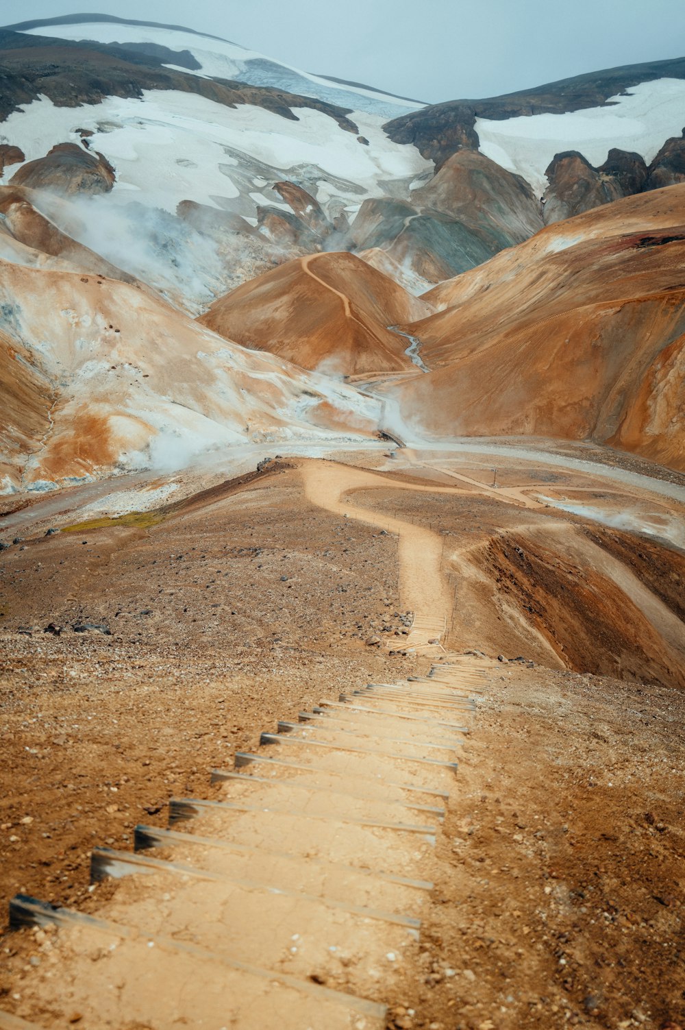 Uma estrada de terra no meio de uma cordilheira