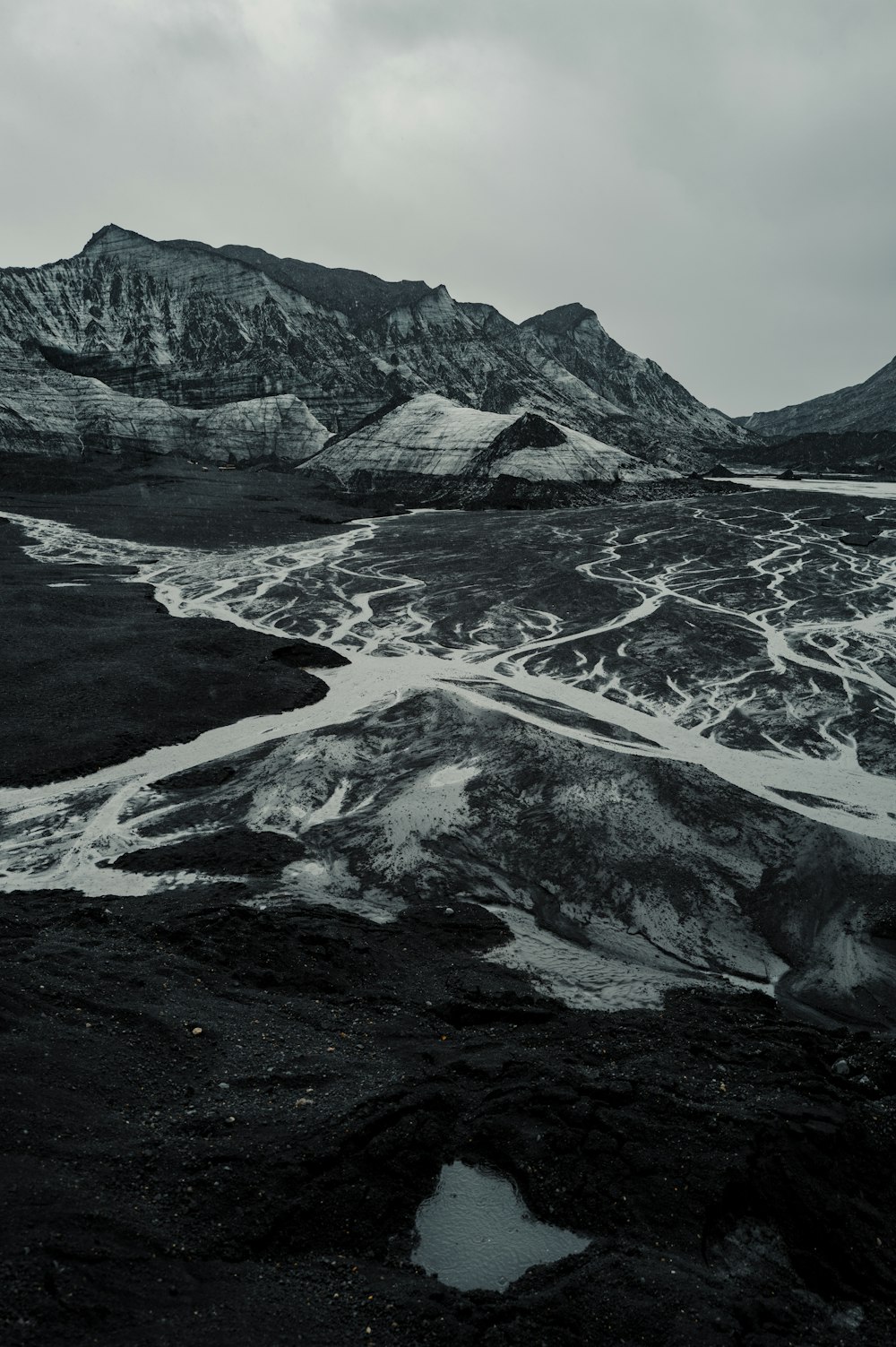 Une photo en noir et blanc d’une chaîne de montagnes