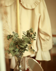 Close-up of a vesėja air freshener hanging gracefully in a cozy living room.