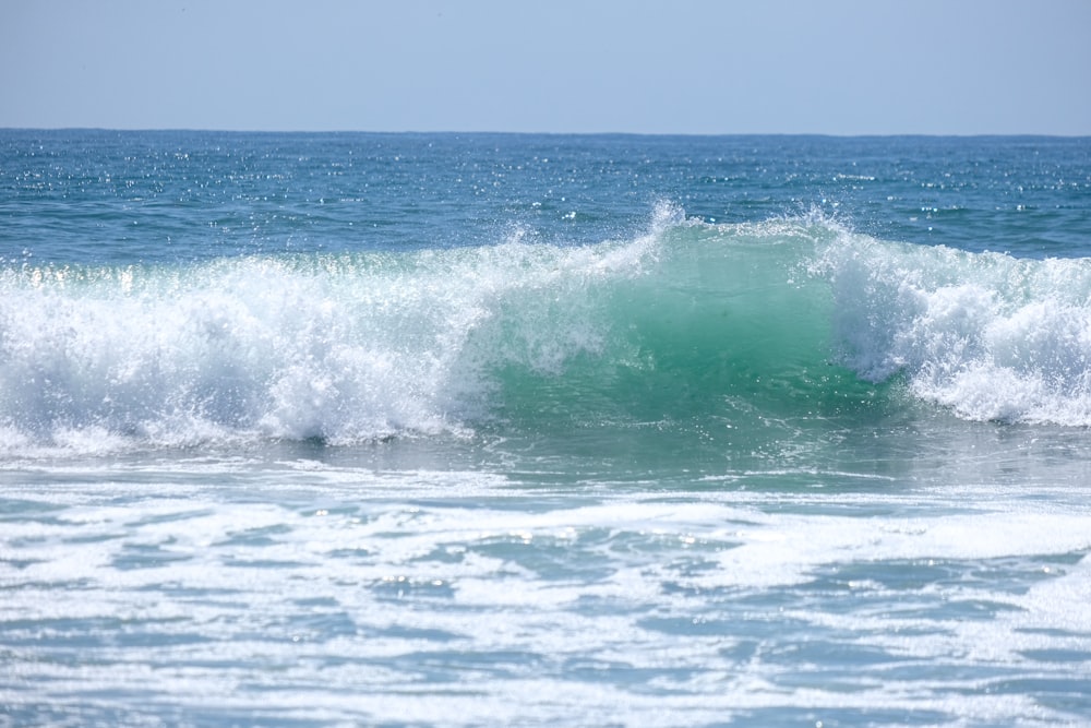 Una persona che cavalca un'onda in cima a una tavola da surf