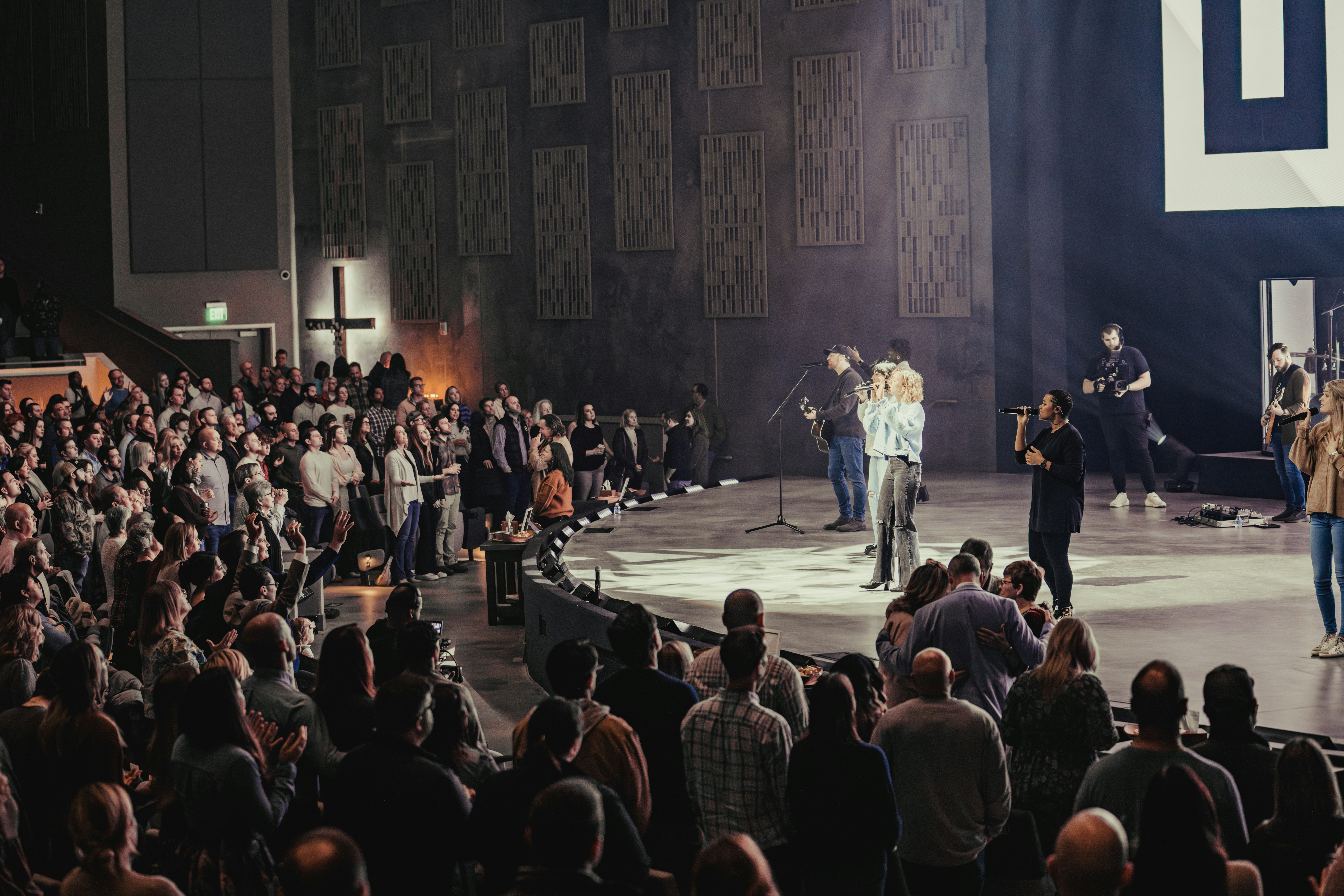 eine Gruppe von Menschen, die oben auf einer Bühne stehen