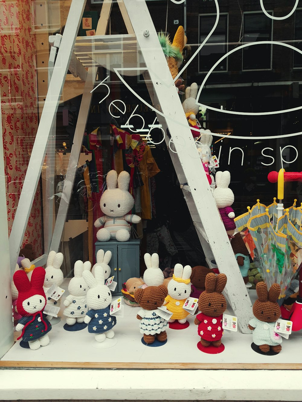 a bunch of stuffed animals are on display in a window