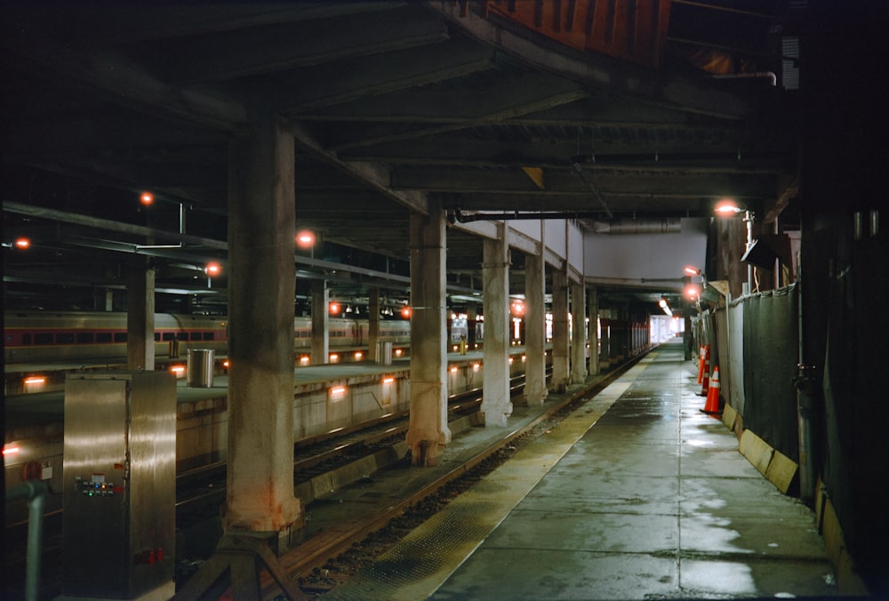 una stazione ferroviaria con un treno sui binari