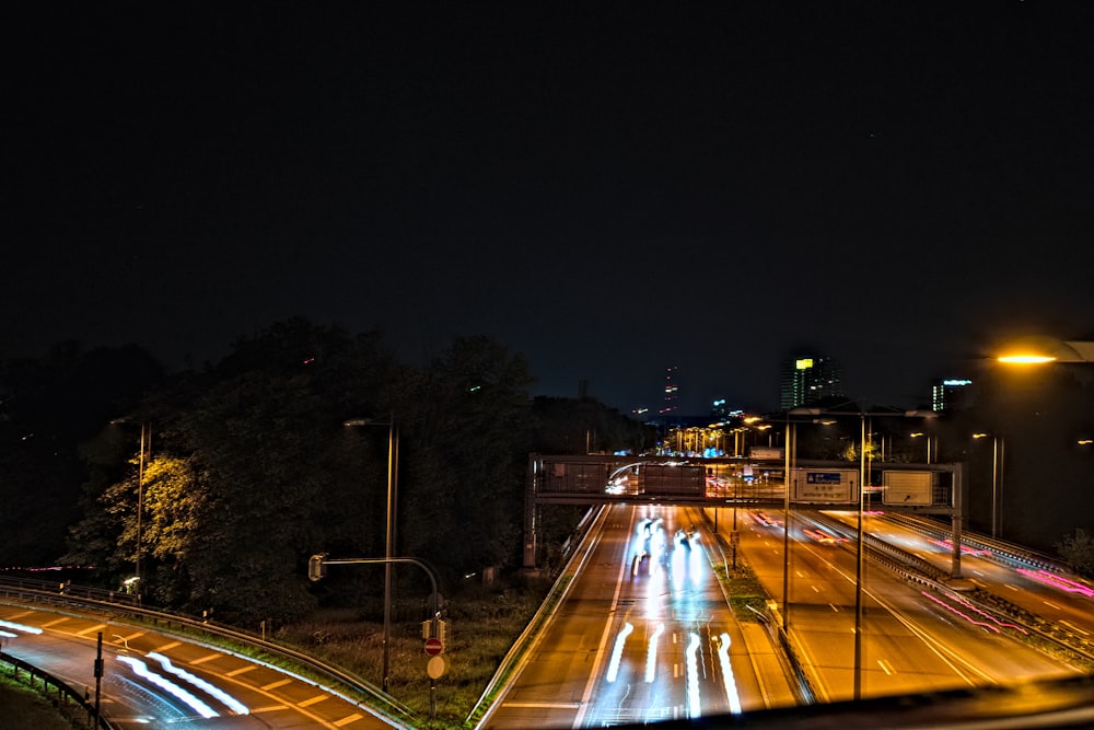 Una strada cittadina piena di molto traffico di notte