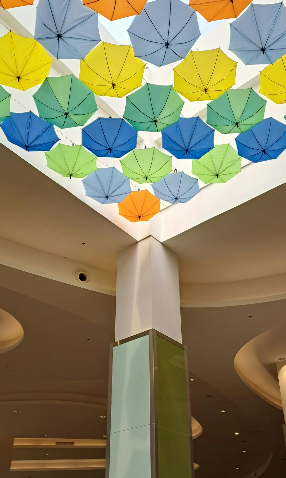 um grupo de guarda-chuvas coloridos pendurados no teto