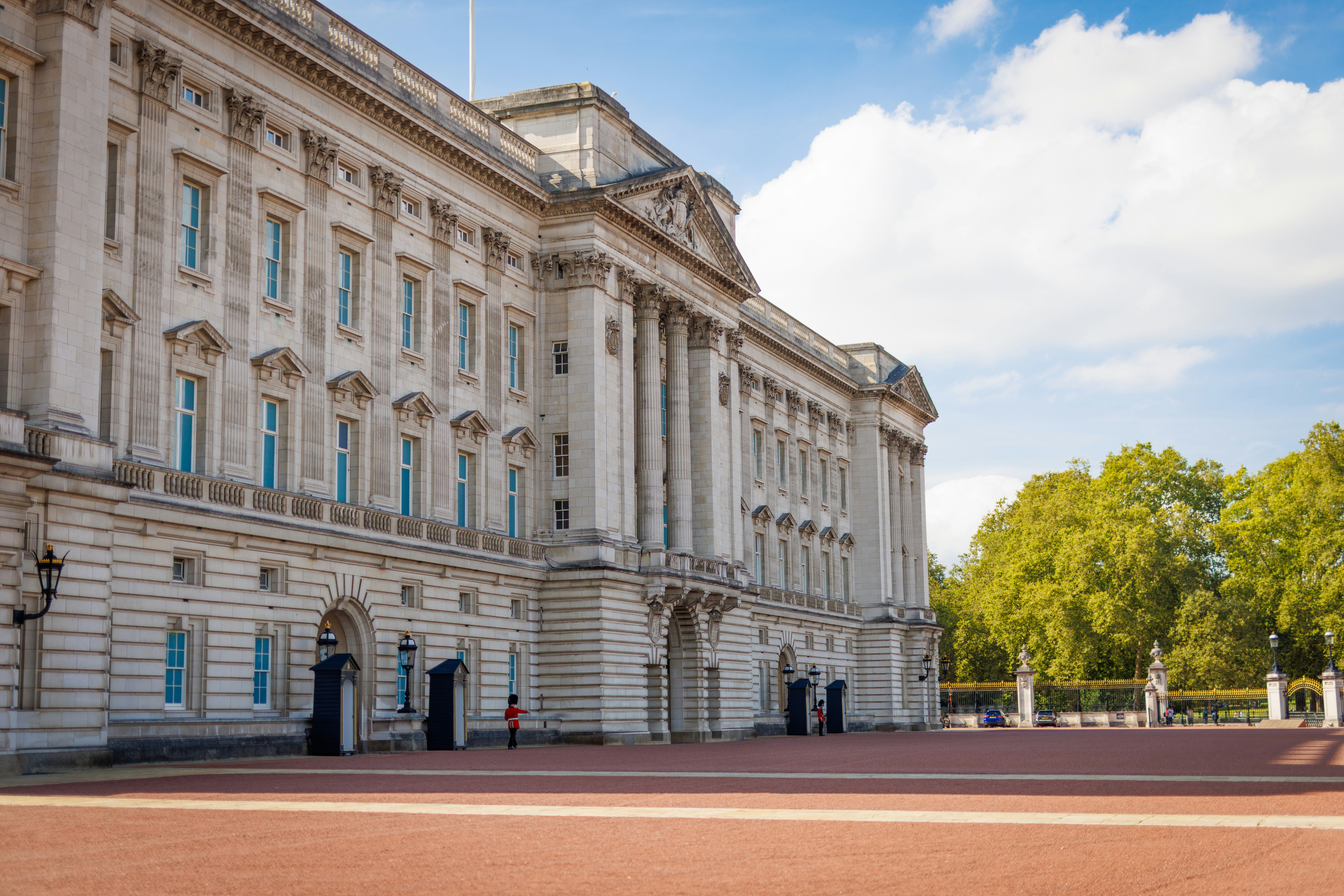 Un gran edificio con una bandera en la parte superior