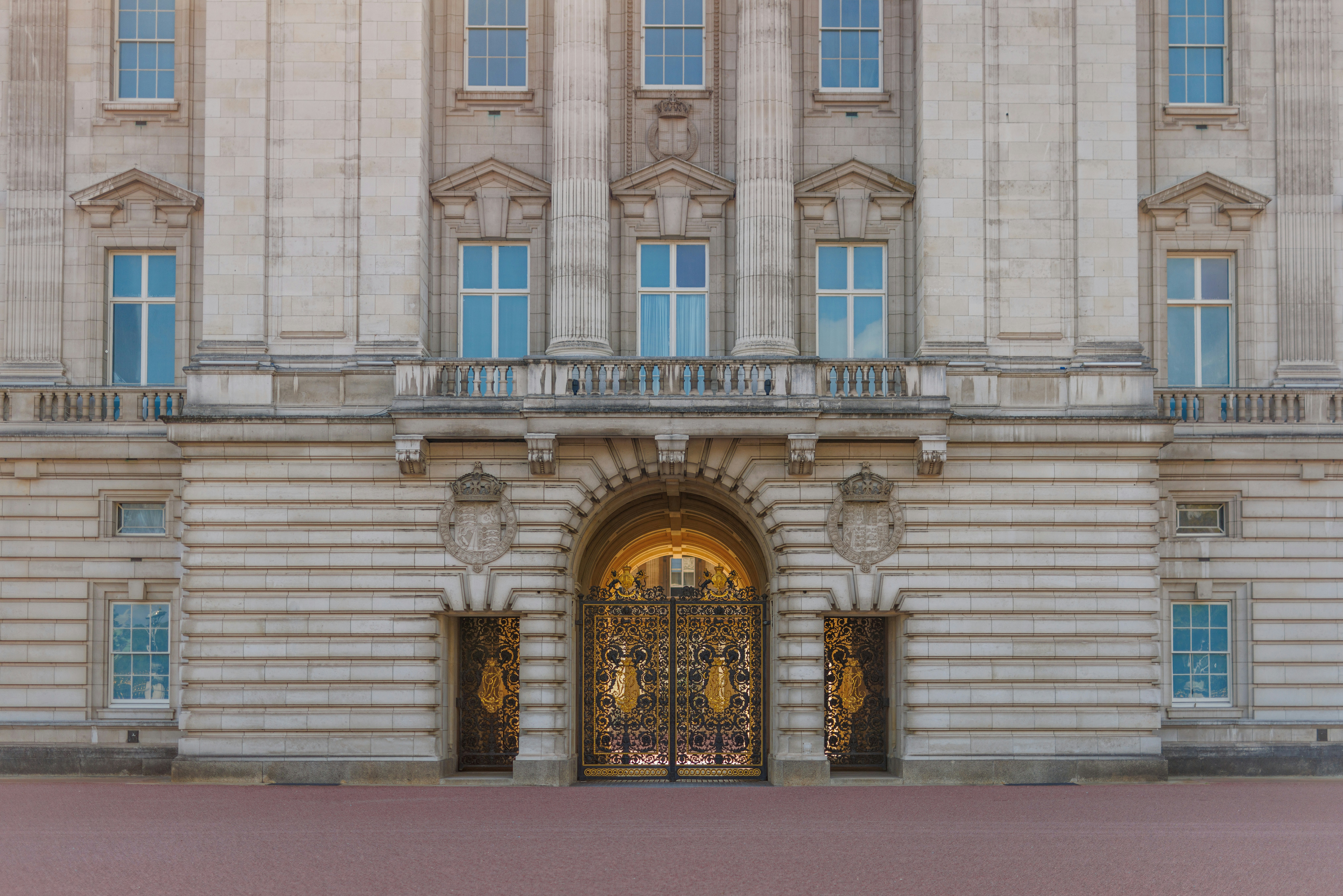 Un gran edificio blanco con una puerta dorada