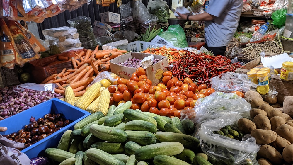 uma grande variedade de vegetais em exposição em um mercado