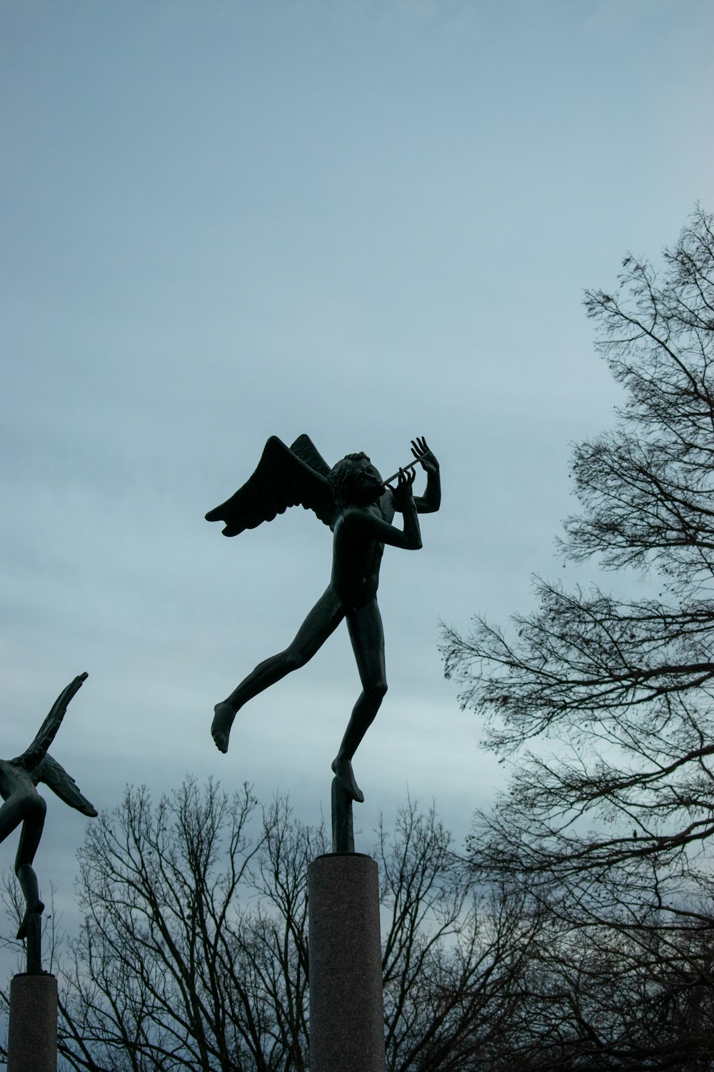 Una estatua de un ángel sosteniendo una trompeta
