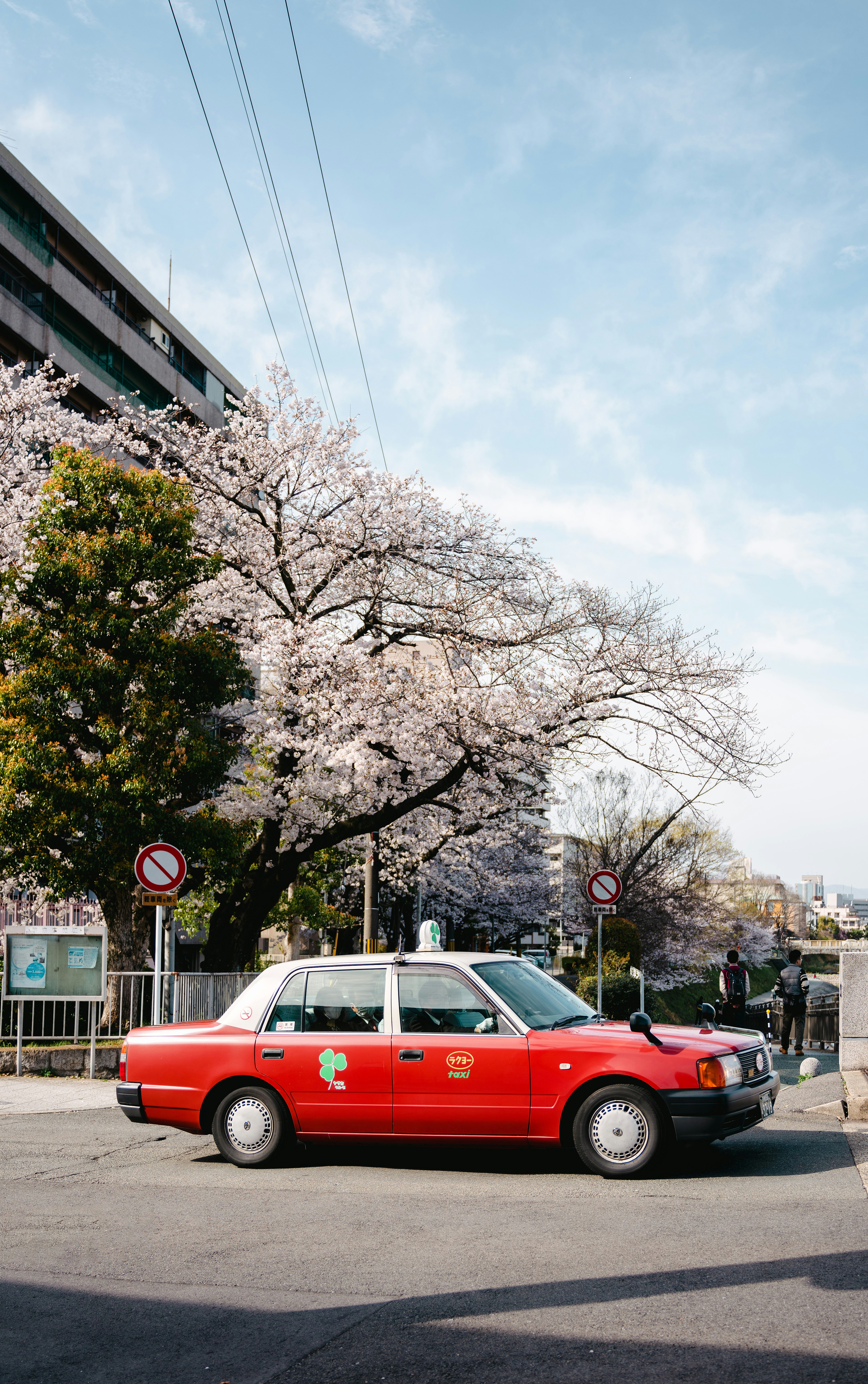 Ein rotes Taxi parkt am Straßenrand