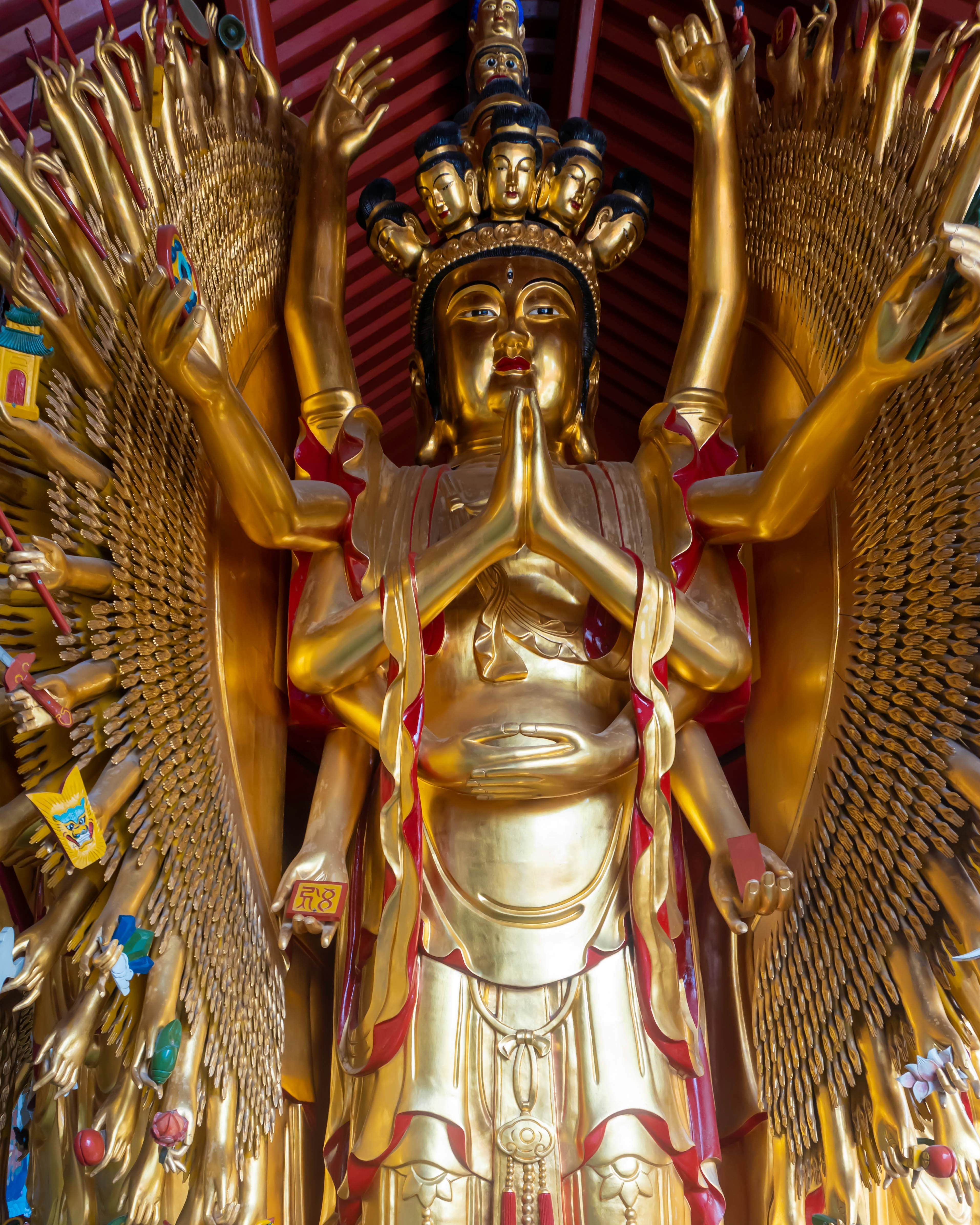 eine goldene Statue einer Person mit ausgestreckten Armen