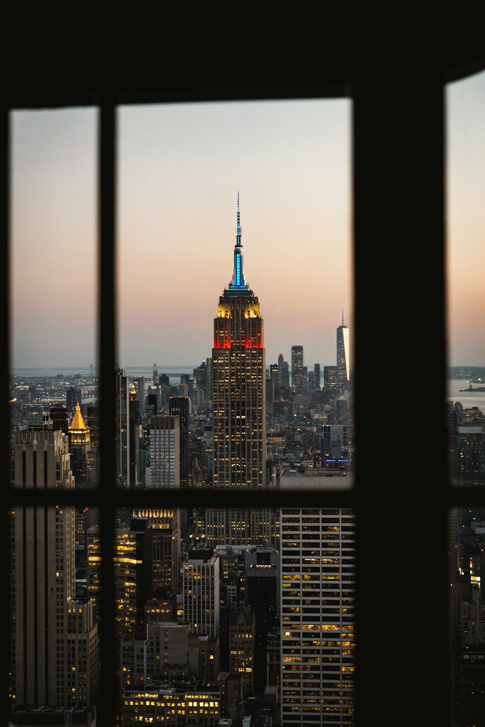 Una vista dell'Empire Building da una finestra