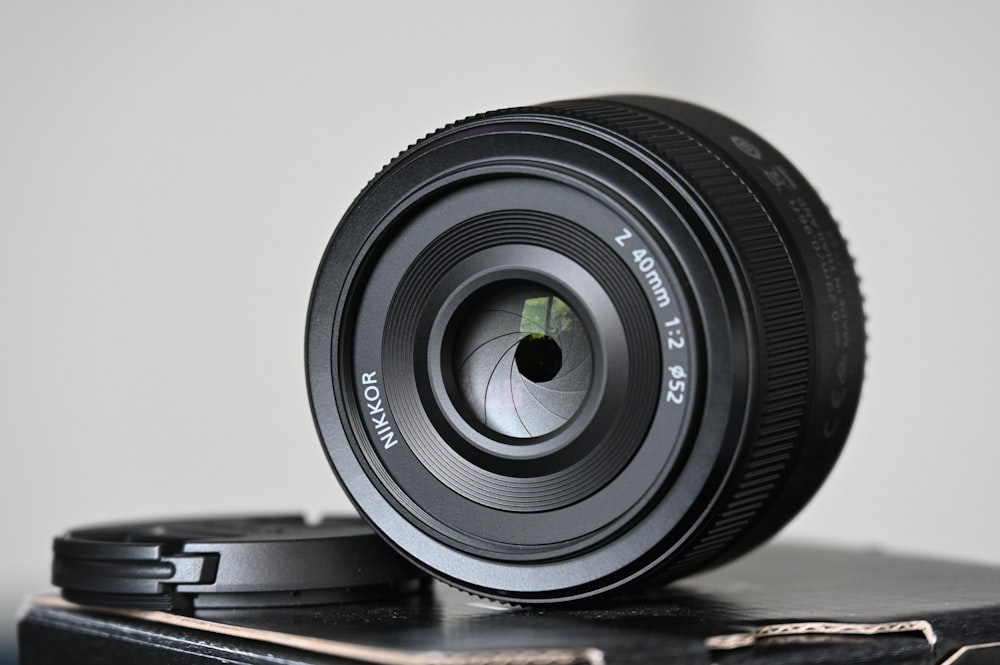 un objectif de caméra posé sur un boîtier noir