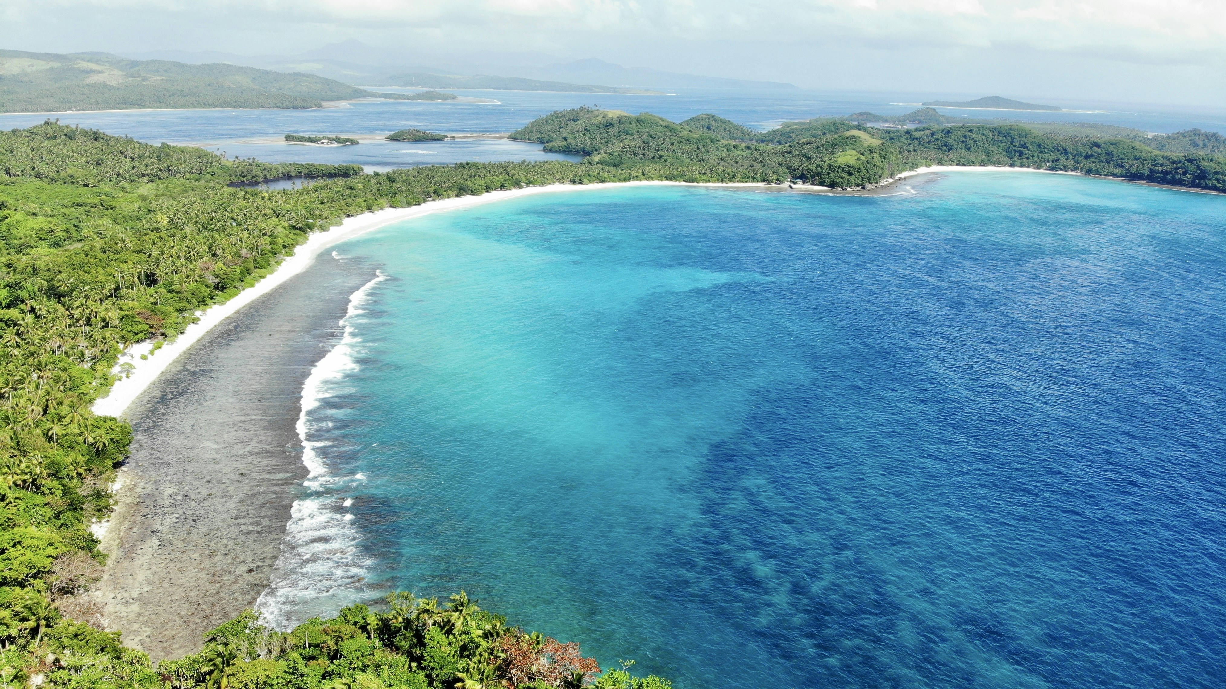 熱帯のビーチとラグーンの空撮