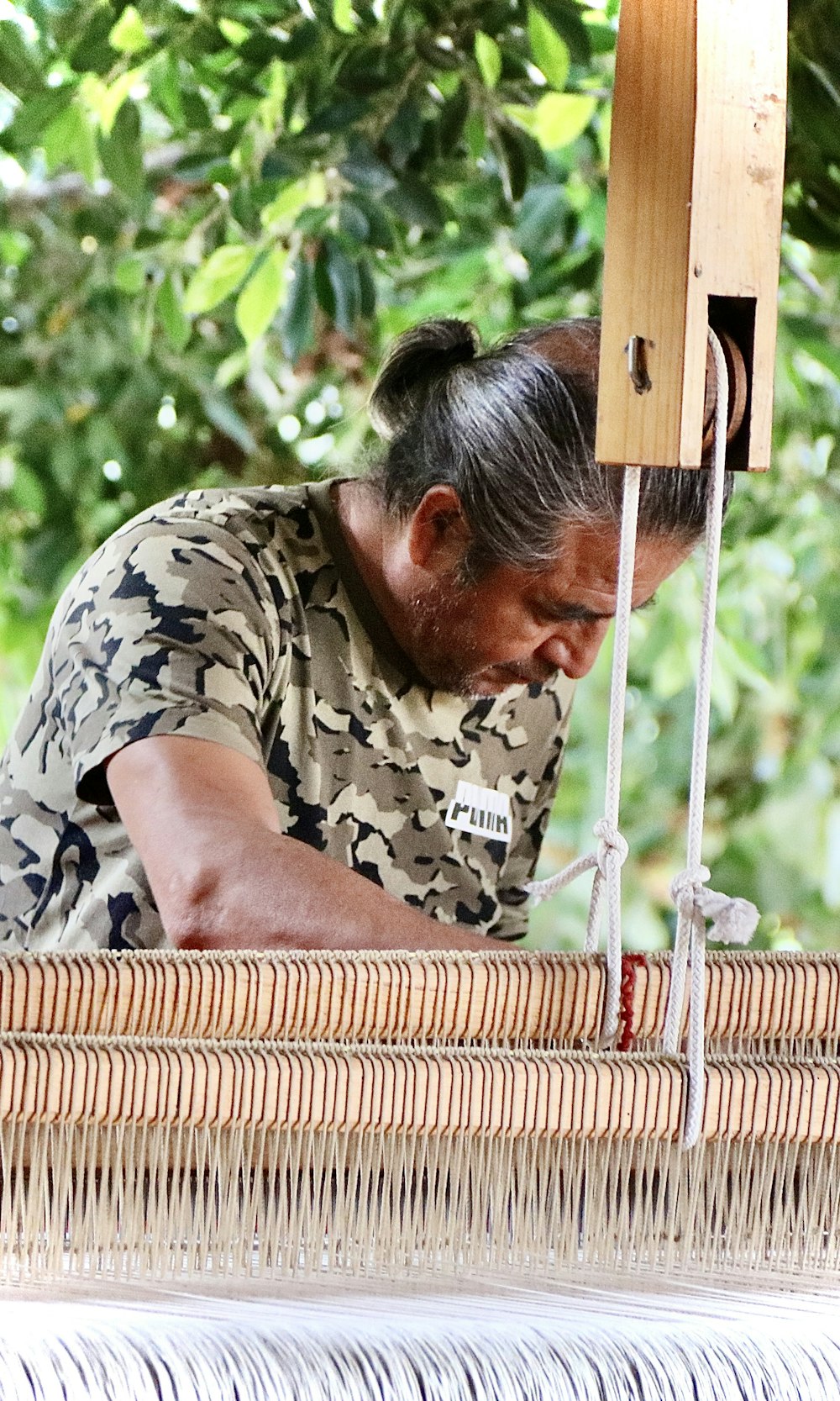 芸術作品に取り組む男