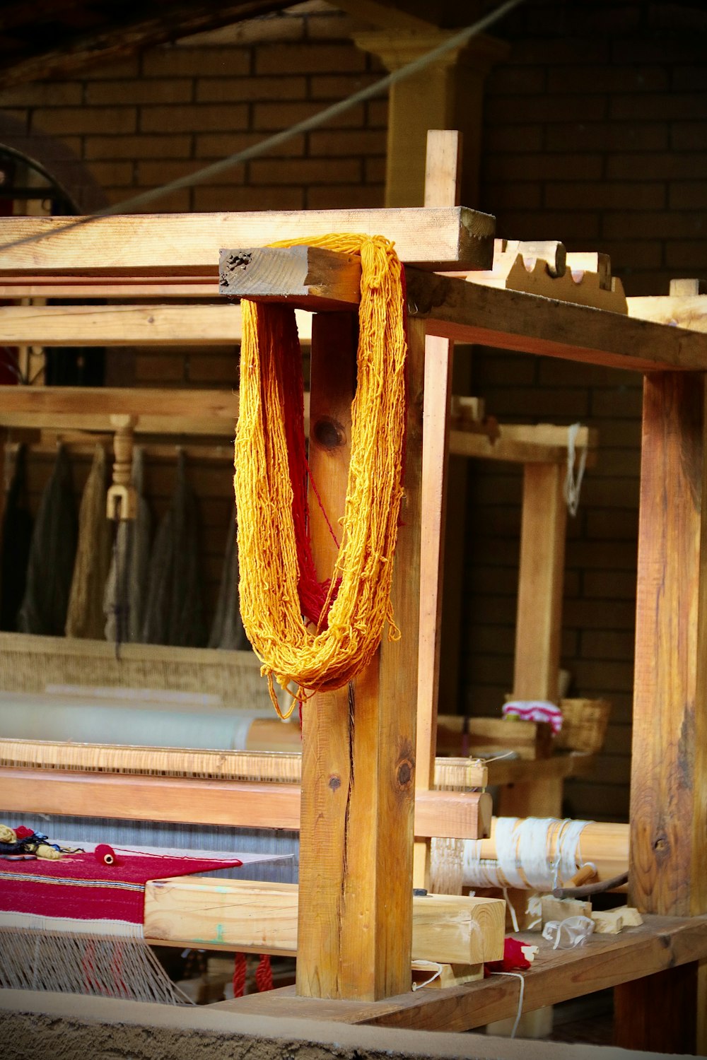 una estructura de madera con una cuerda amarilla colgando de ella