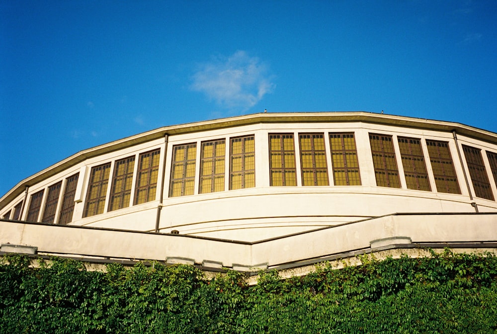 un bâtiment qui a beaucoup de fenêtres