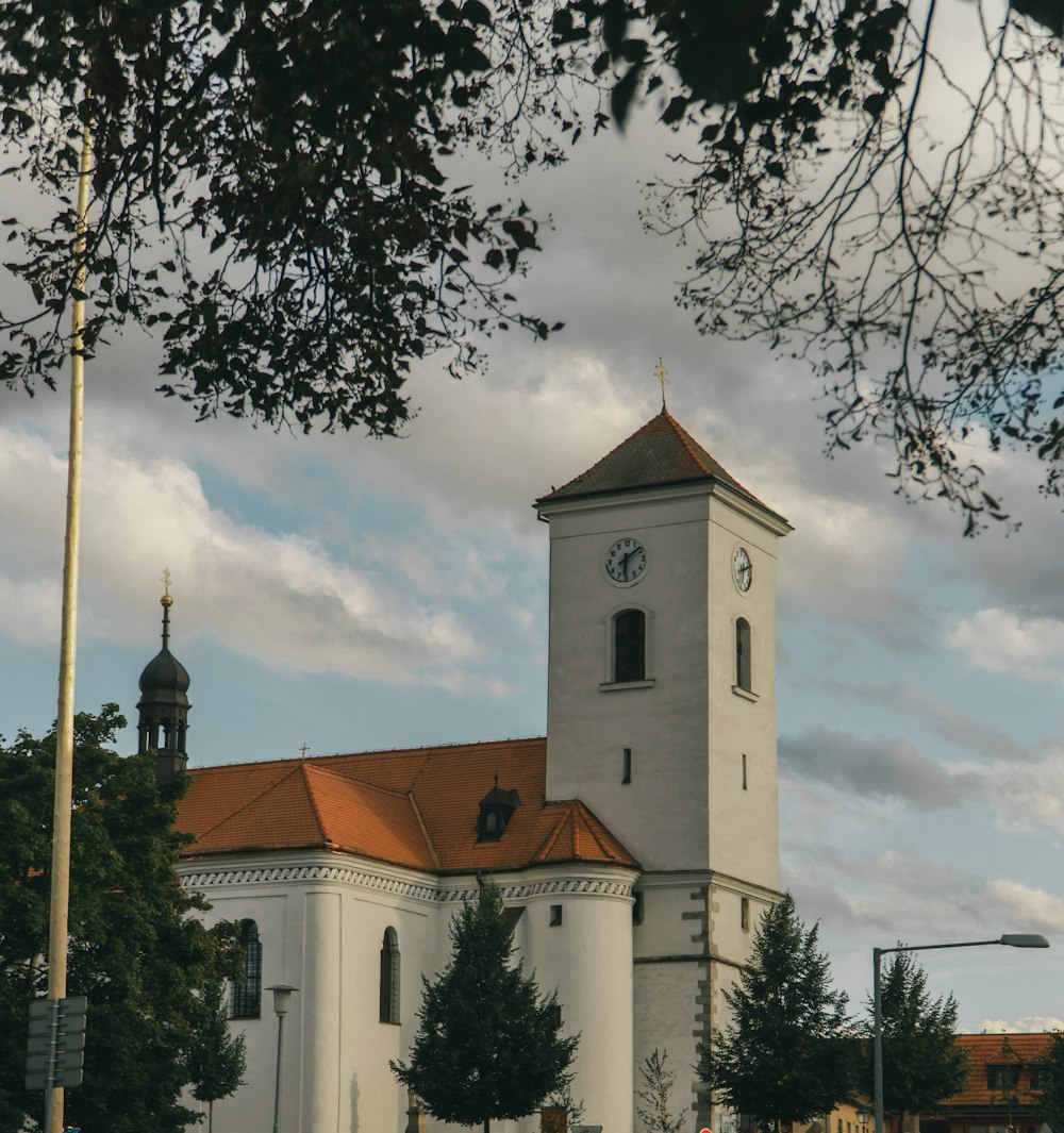 Ein großes weißes Gebäude mit einem Glockenturm