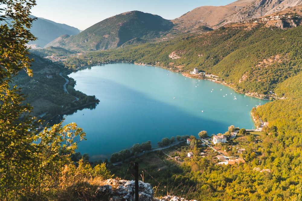 Un grande specchio d'acqua circondato da montagne