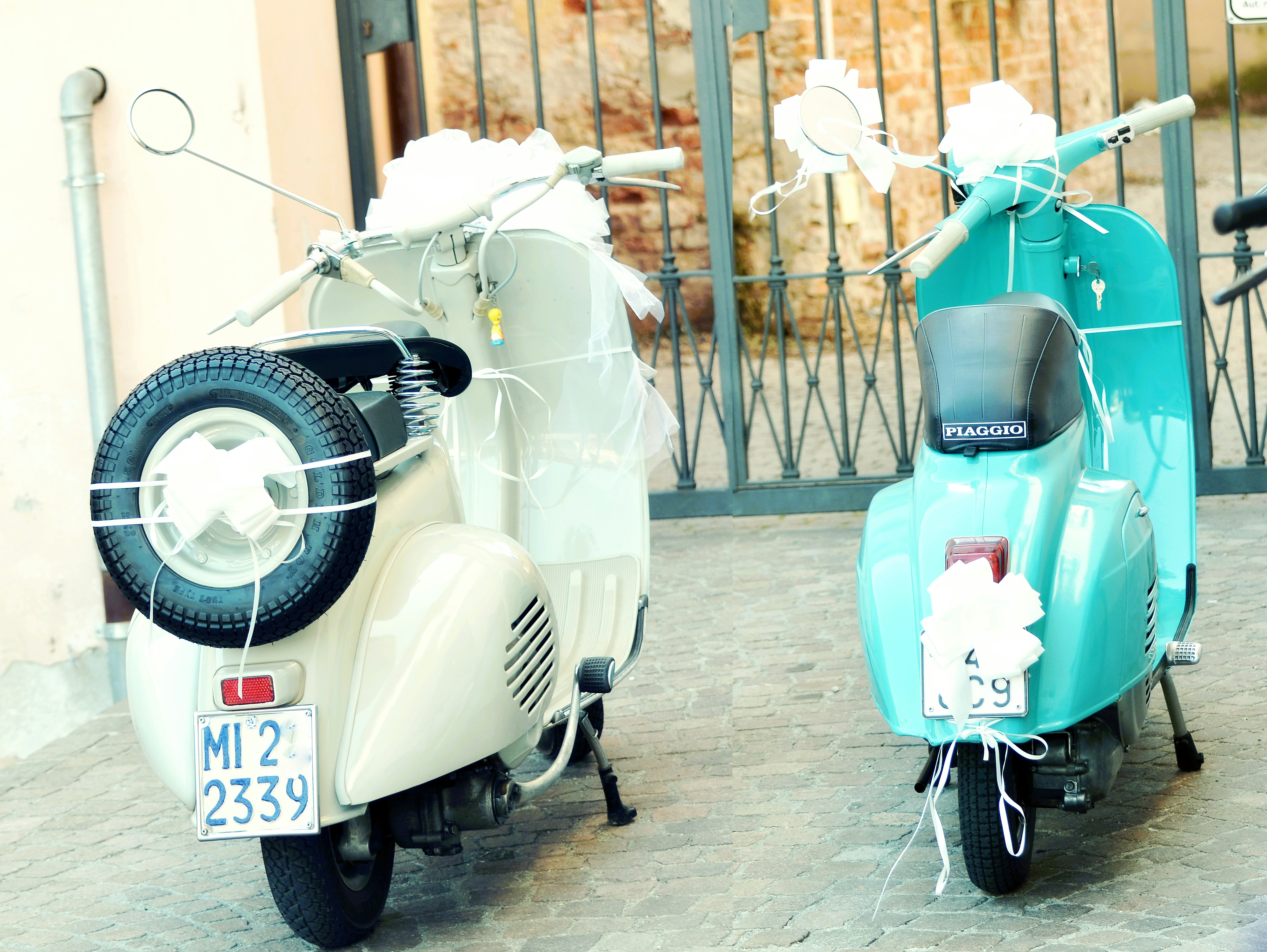 un couple de scooters garés l’un à côté de l’autre