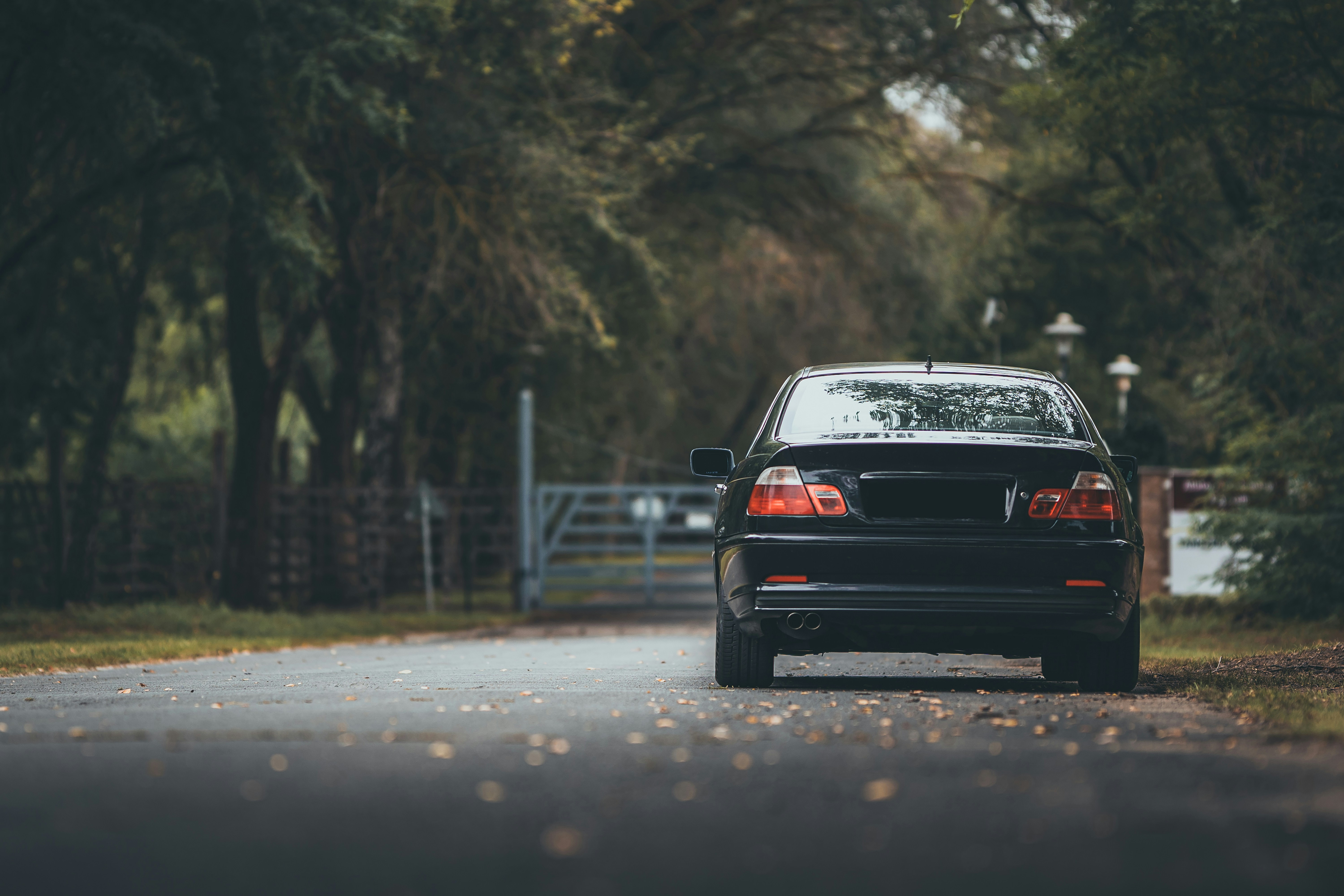 Une voiture noire garée sur le bord d’une route
