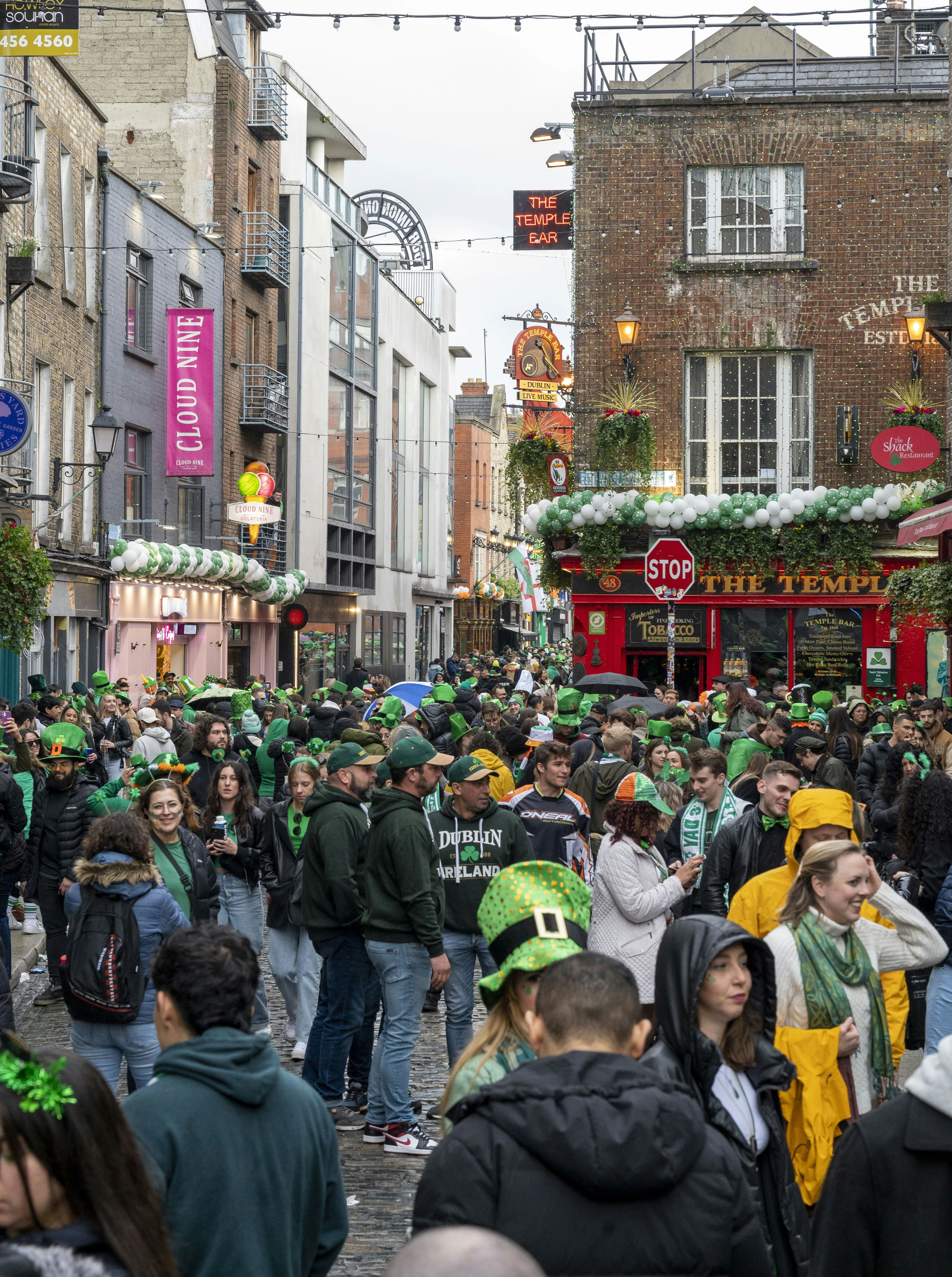 Rue en fête, tout le monde en vert pour la Saint-Patrick – La Saint-Patrick à Dublin