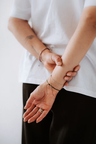 Women’s scratching wrist bracelet