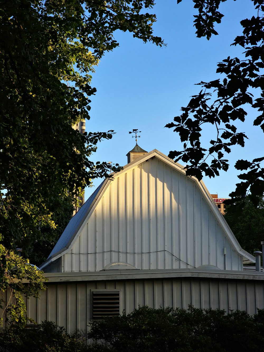ein weißes Gebäude mit einem Kreuz darauf