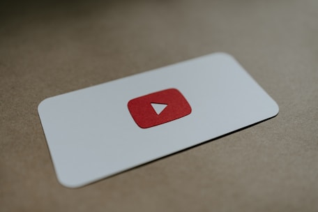 SEO Guadalajara a red and white play button on a white card