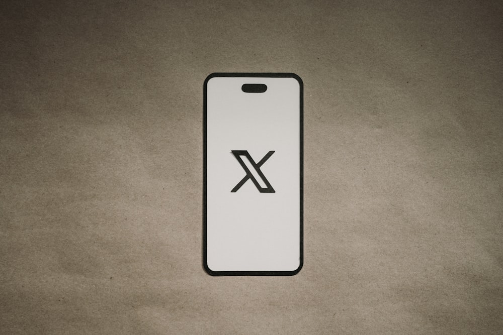Eine Handyhülle mit dem Buchstaben X darauf