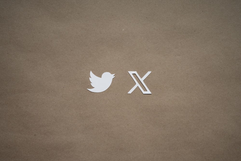 Un primer plano de un pedazo de papel con un logotipo de Twitter