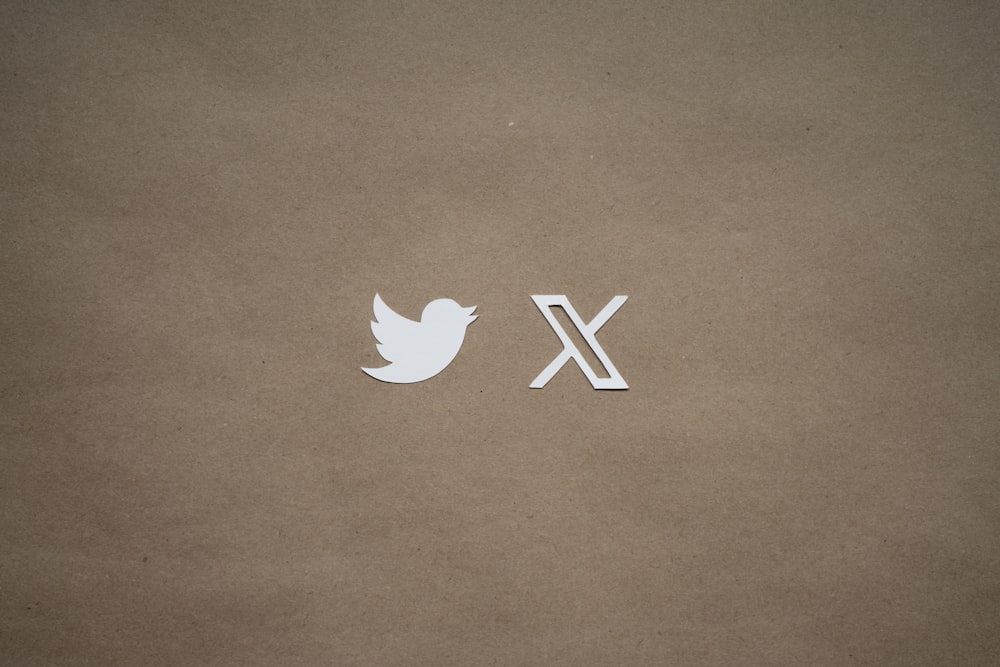 Gros plan d’un morceau de papier avec un logo Twitter dessus