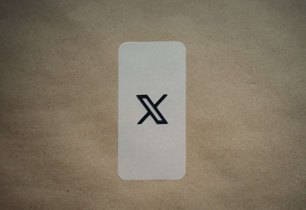 una tarjeta blanca con una X negra