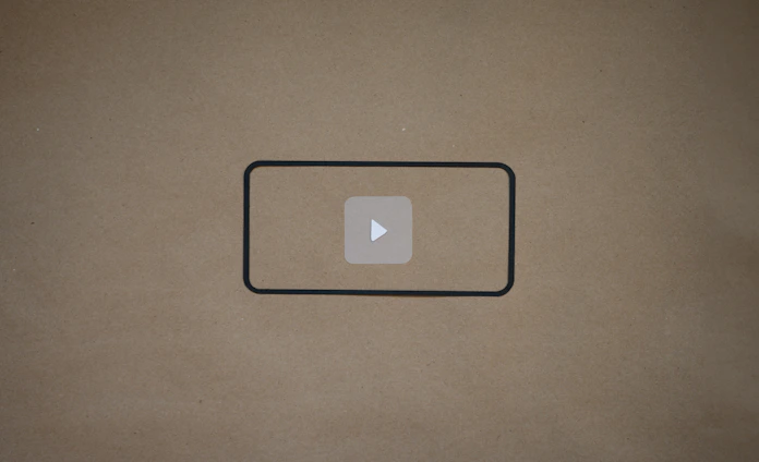 Blue overlay background with streaming app icons, similar to the style of tvplayemcasa.com.br homepage.