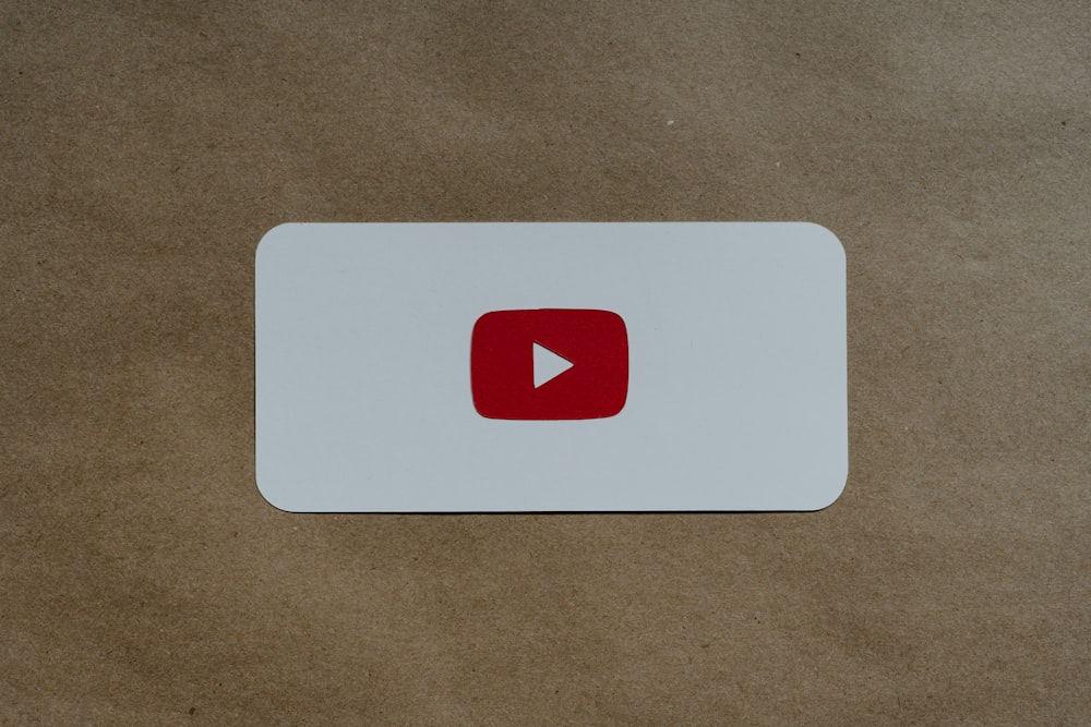 Um cartão branco com um logotipo vermelho do YouTube nele