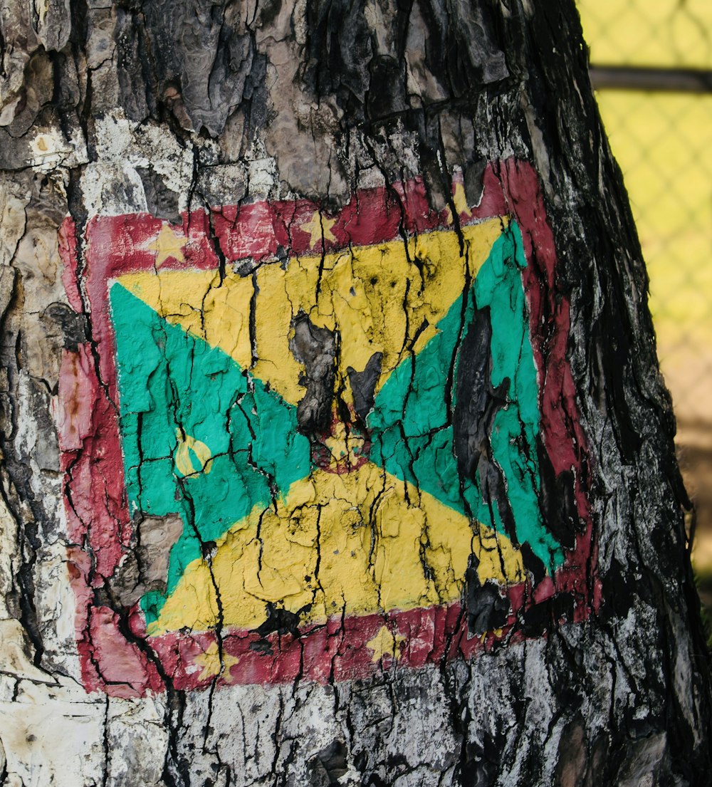 una bandiera dipinta sulla corteccia di un albero