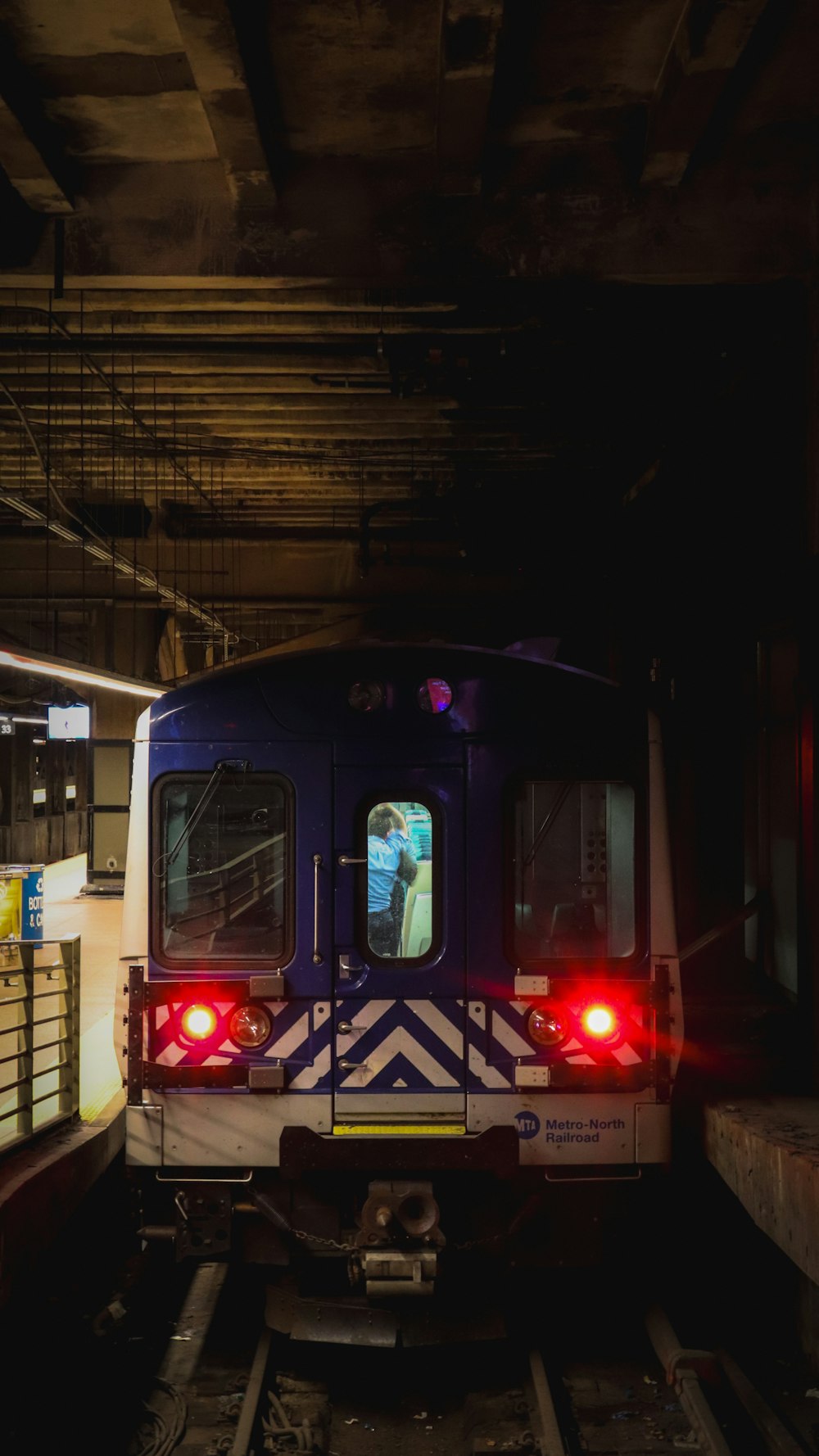 um trem que está sentado em uma estação de trem