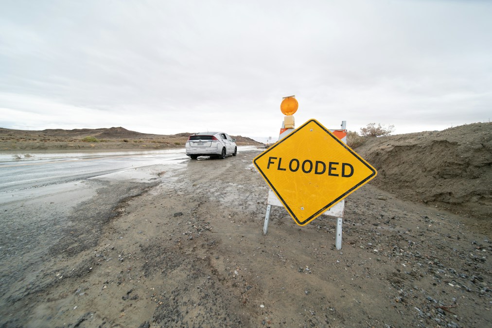 Panneau jaune signalant un risque d’inondation au bord d’une route, image d’illustration de l’épisode cévenol