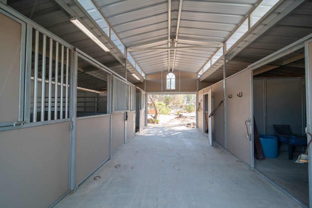 l’intérieur d’une étable à chevaux avec des stalles et des stalles
