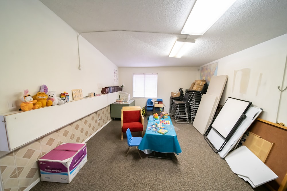 a child's playroom with a table and chairs