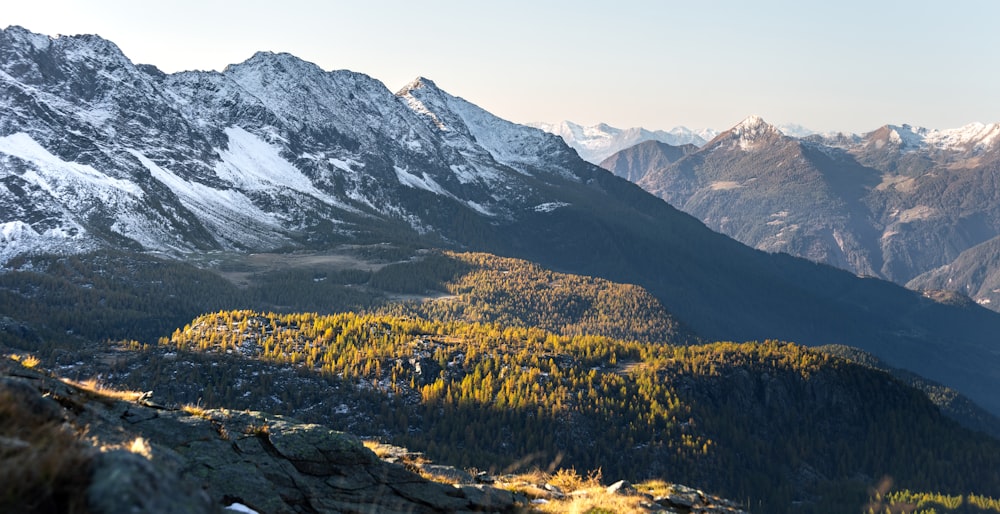 Une chaîne de montagnes avec des montagnes enneigées en arrière-plan