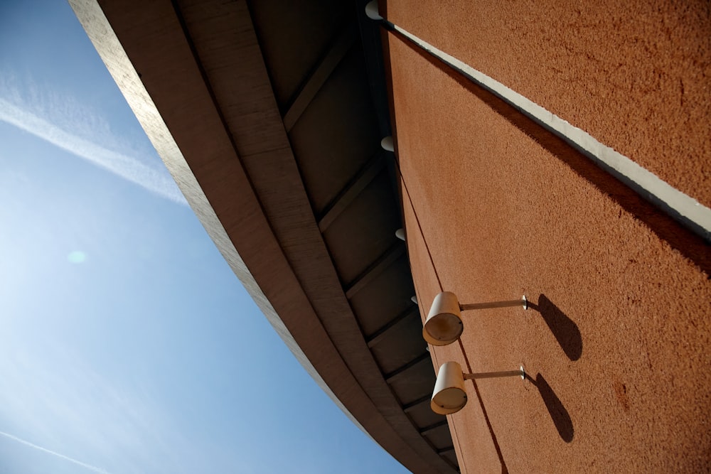 Una vista di un edificio con un cielo blu sullo sfondo