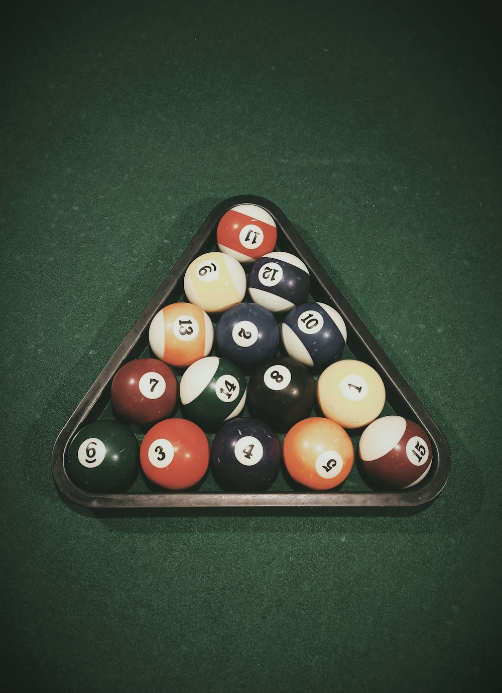 une table de billard en forme de triangle avec des boules de billard