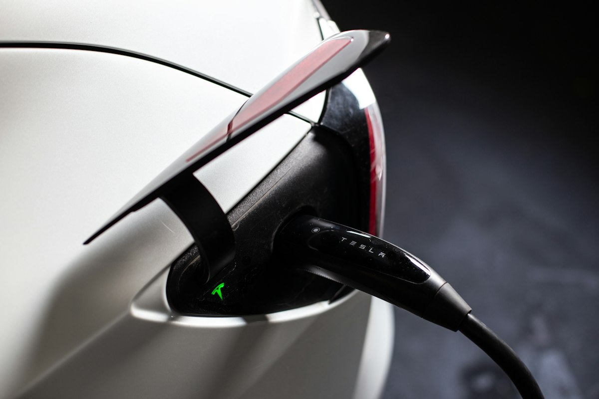 Elektroauto in einer Garage mit eingestecktem Ladekabel